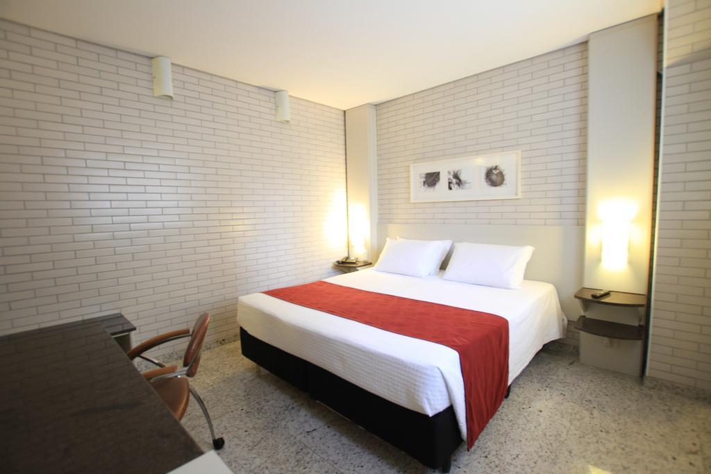 Hotel Confiance Batel Curitiba Quarto foto